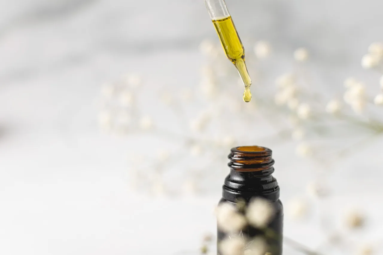 CBD Öl mit Pipette