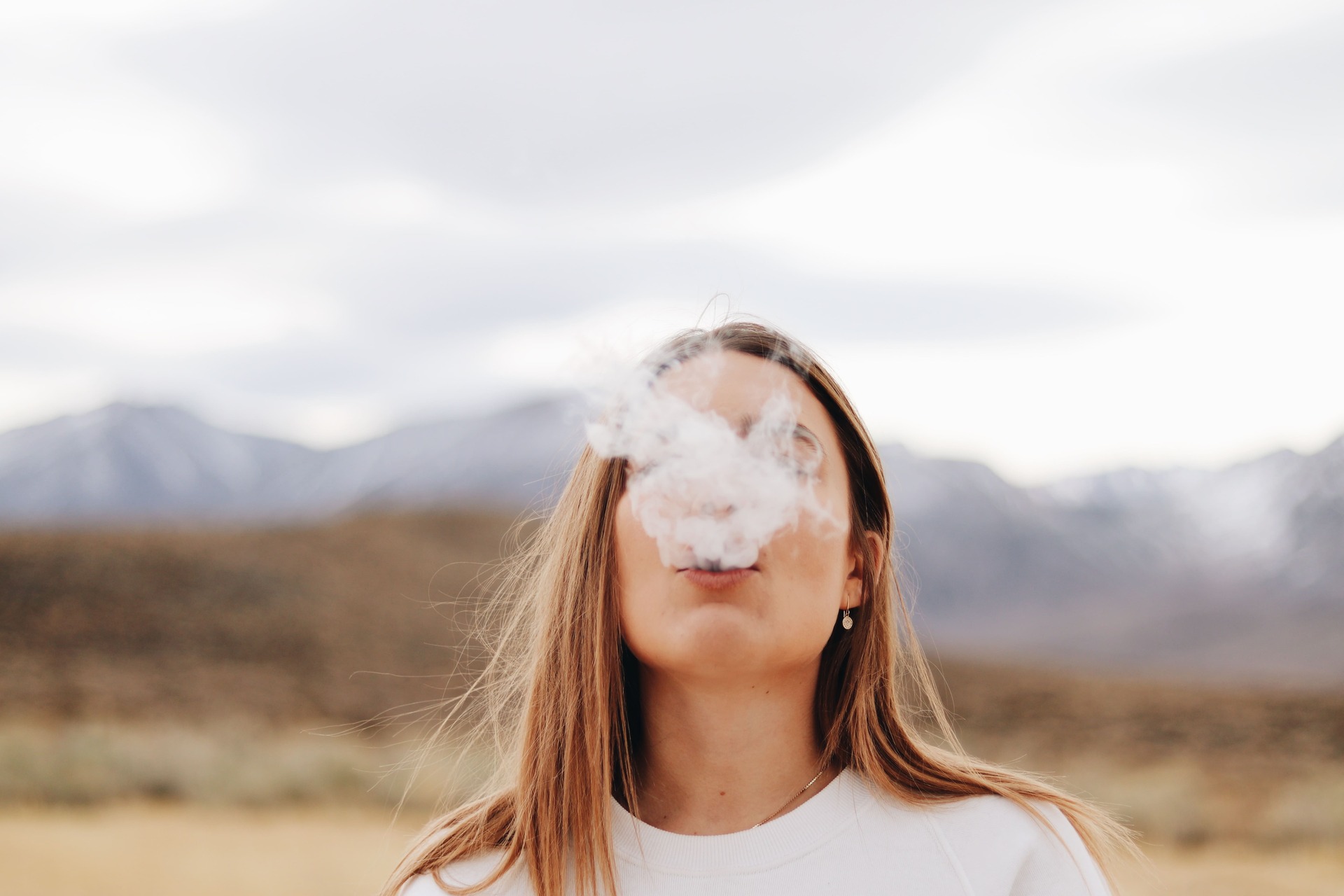 Frau raucht HHC in Natur