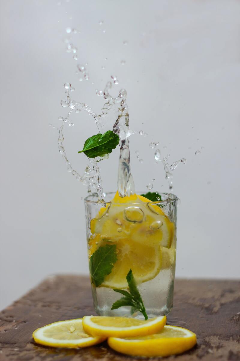 Wasser Glas mit Zitrone 